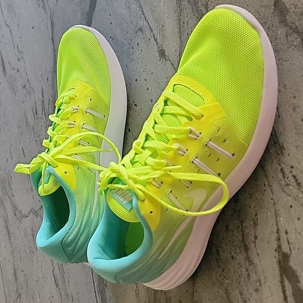 NIKE LUNARSTELOS Vibrant shades of greens/yellows Women's size 10